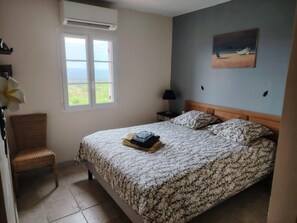 2 bedrooms, iron/ironing board, internet