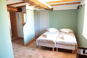12 bedrooms, iron/ironing board, Internet