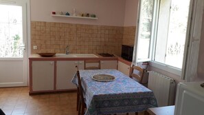 Dining - Gîte au Calme La Mignonne (GRIMAUD)