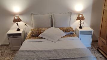 2 dormitorios, tabla de planchar con plancha, ropa de cama