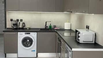 Suite estudio de lujo | Cocina privada | Refrigerador, microondas, tetera eléctrica y utensilios de cocina