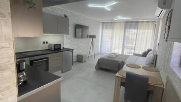 ๋ญ์
๋ฆฌ ์คํ๋์ค ์ค์ํธ | ๊ฐ๊ฐ ๋ค๋ฅด๊ฒ ๊ฐ๊ตฌ ๋น์น, ๋ฌด๋ฃ WiFi, ์นจ๋ ์ํธ