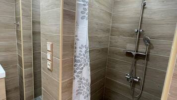 Family Apartment | Bathroom | Shower, rainfall showerhead, hair dryer, towels
