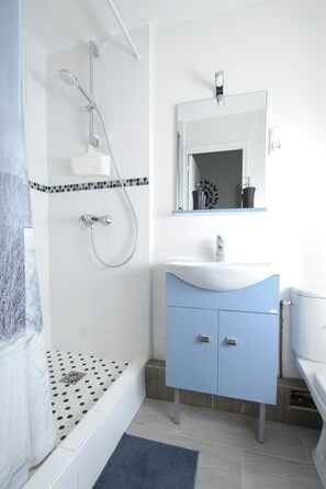 Douche, serviettes fournies, savon, papier de toilette