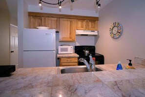 Coffee/tea maker, fridge, microwave, oven - Escape to Emmons, Ski in/Ski out, Hot tub (Mt Crested Butte)