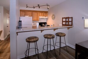 Fridge, microwave, oven, stovetop - Escape to Emmons, Ski in/Ski out, Hot tub (Mt Crested Butte)