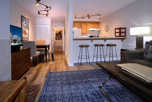 TV, fireplace, offices - Escape to Emmons, Ski in/Ski out, Hot tub (Mt Crested Butte)