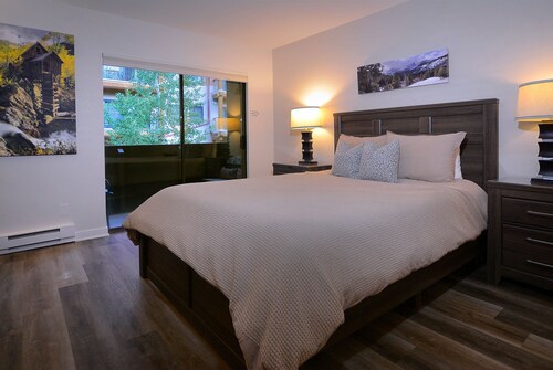 Escape to Emmons, Ski in/Ski out, Hot tub