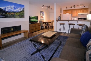 TV, fireplace, offices - Escape to Emmons, Ski in/Ski out, Hot tub (Mt Crested Butte)