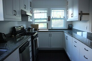 Fridge, oven, stovetop, dishwasher - Bright SE Craftsman with open kitchen and hot tub (Portland)