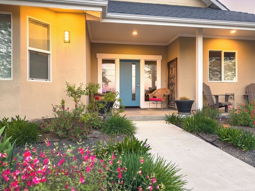 Charm on Chestnut--Great Westside Location Close to Downtown!