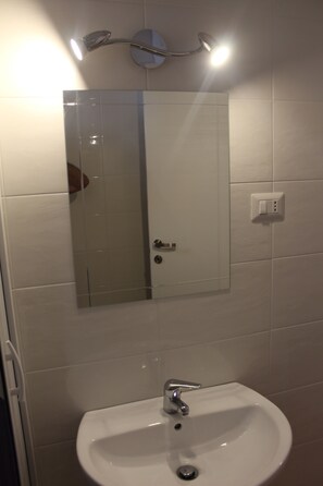Dusche, Haartrockner, Bidet, Handtücher