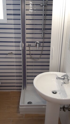 Shower, hair dryer, bidet, towels - Casa Laura Oliva Mancini (Napoli)