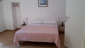 1 bedroom, free WiFi, bed sheets - Casa Laura Oliva Mancini (Napoli)