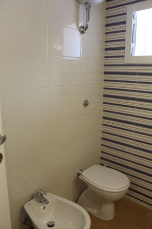 Dusche, Haartrockner, Bidet, Handtücher