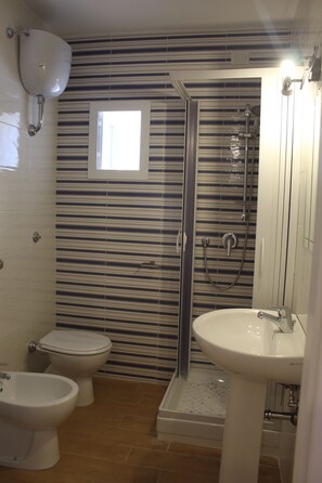 Doccia, asciugacapelli, bidet, asciugamani