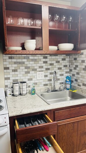 Mikroaaltouuni, uuni, liesi, kahvin-/teenkeitin