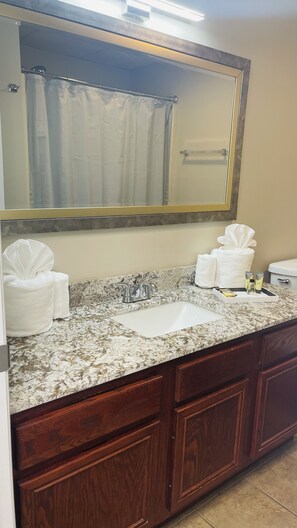 Hair dryer, towels - Lovely 1bed, 1bath condo. Downtown Pigeonforge (Pigeon Forge)