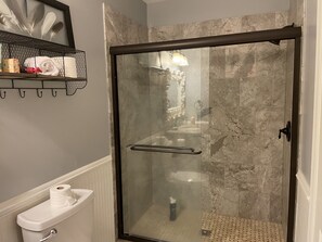 Een douche, een haardroger, handdoeken, zeep