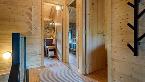 Un interior de fusta amb un passadís que condueix a un bany i una escala.