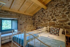 2 bedrooms, travel cot, bed sheets