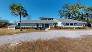 Exterior - 10% of a weeks stay pet friendly big backyard. Plenty of room for everyone!! (Lynn Haven)