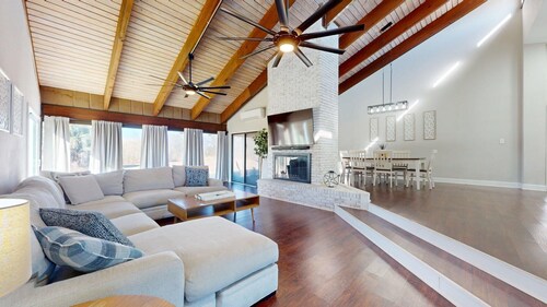 Stay pet friendly big backyard. Plenty of room for everyone!!