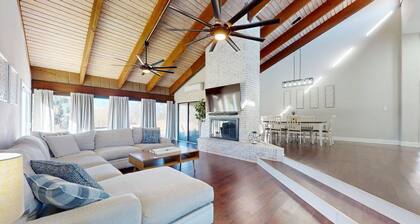 Stay pet friendly big backyard. Plenty of room for everyone!!