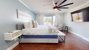 4 bedrooms, iron/ironing board, free WiFi, bed sheets - 10% of a weeks stay pet friendly big backyard. Plenty of room for everyone!! (Lynn Haven)