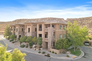 Exterior - Dreamy 2-bedroom condo with sweeping desert views (Hurricane)