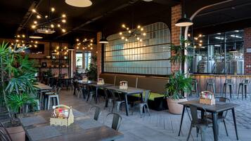 4 restaurants; breakfast, lunch, dinner, and brunch served