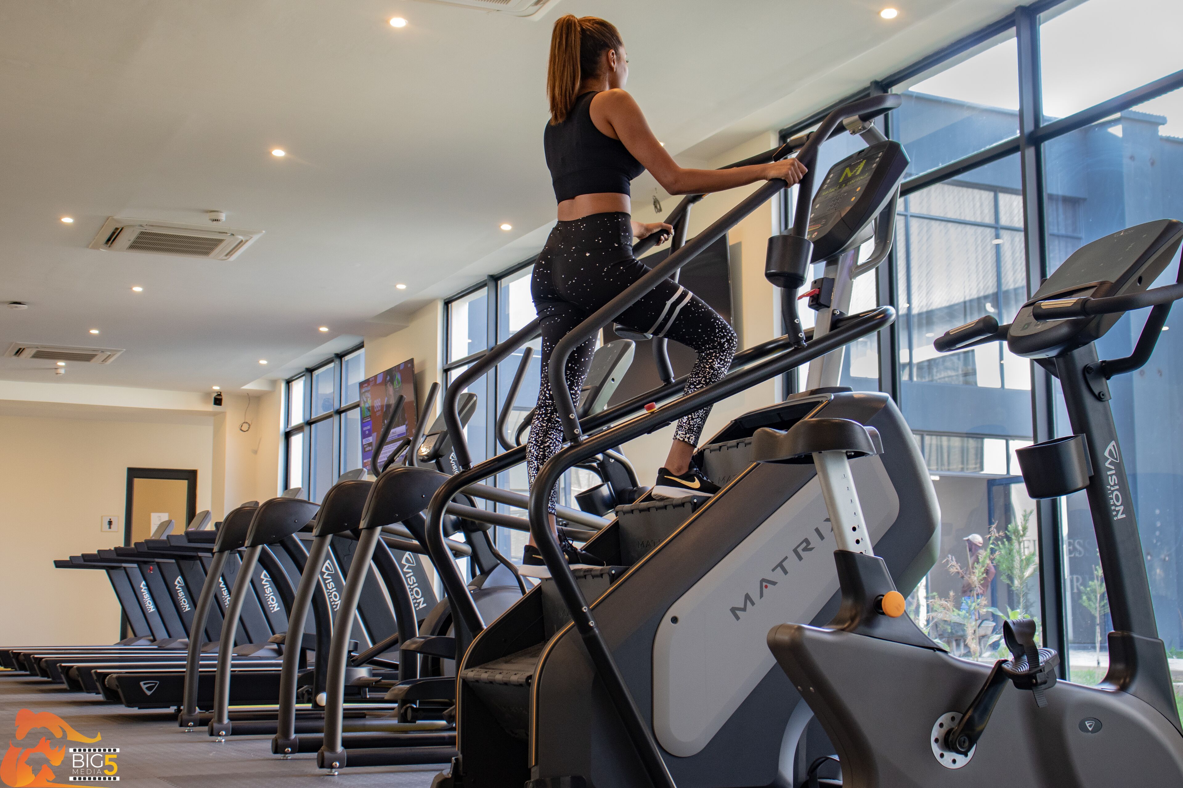 Ein Fitnessstudio mit Laufbändern und Trainingsgeräten.