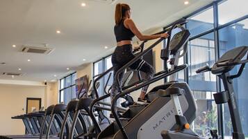 Ein Fitnessstudio mit Laufbändern und Trainingsgeräten.