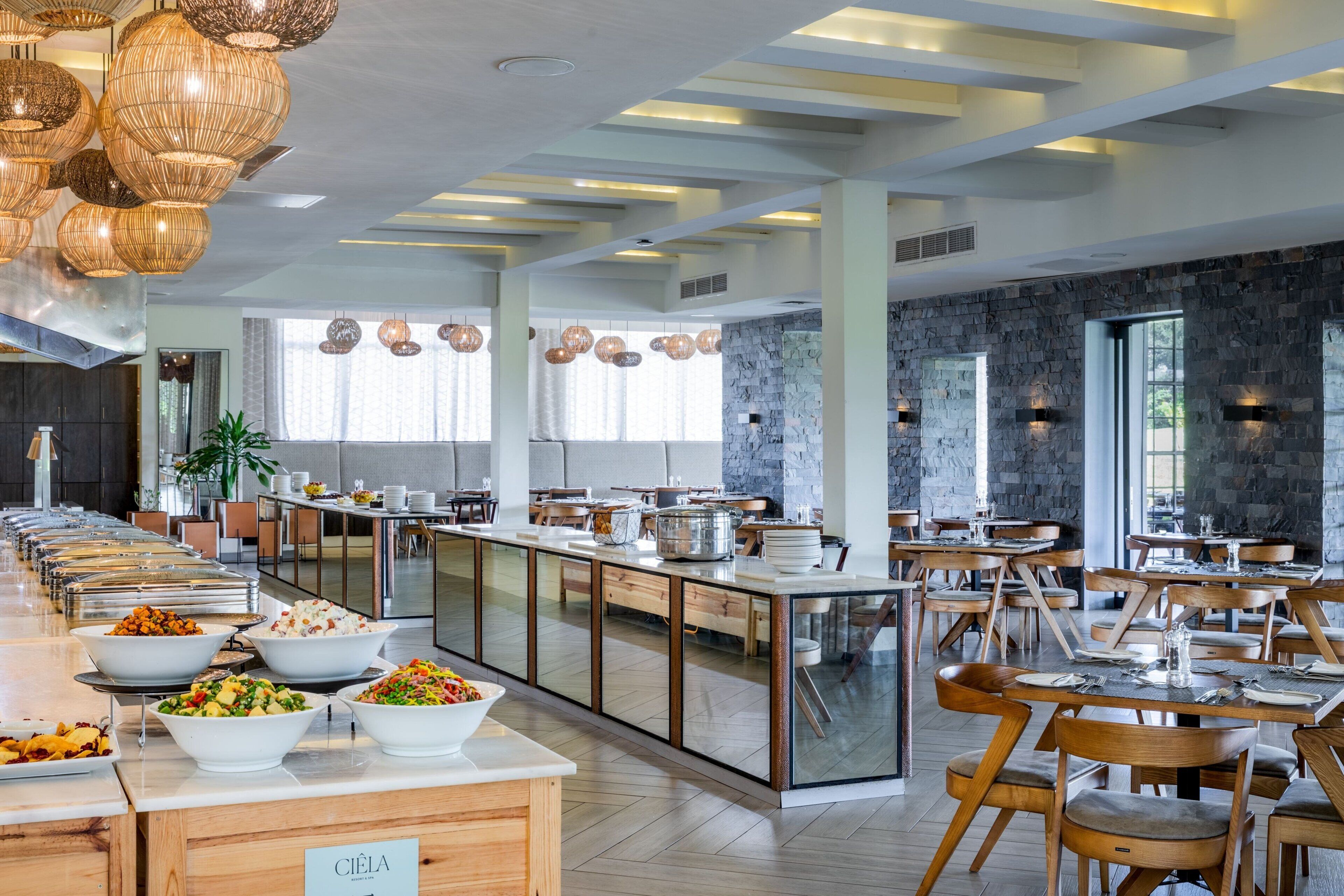Ein moderner Essbereich mit einem Buffet, Holzmöbeln und einer Wand aus Stein.