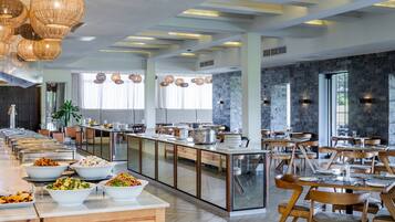 Ein moderner Essbereich mit einem Buffet, Holzmöbeln und einer Wand aus Stein.