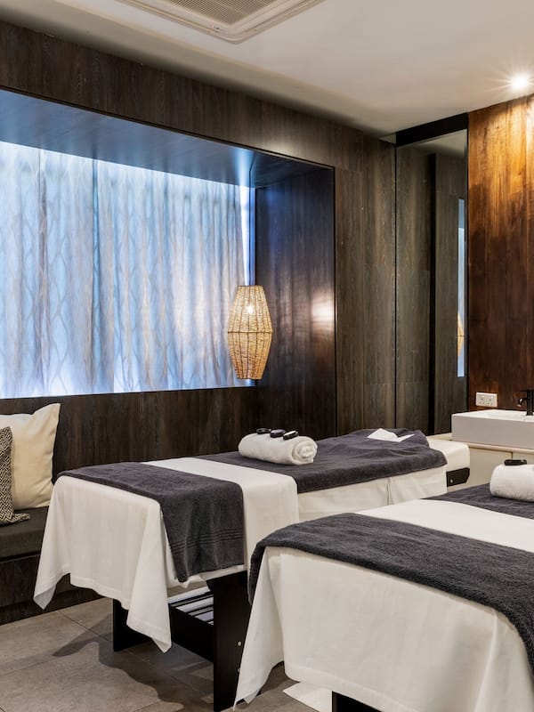Couples treatment rooms, sauna, steam room, body treatments