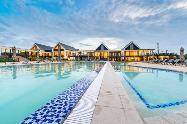 Piscine extérieure, parasols de plage, chaises longues