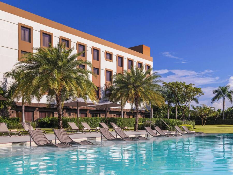 Una piscina al aire libre, cabañas de piscina gratuitas, sombrillas