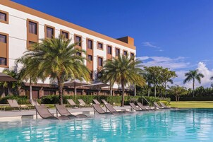 Outdoor pool, free pool cabanas, pool umbrellas