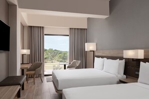 Habitación Deluxe, 2 camas Queen size, vista a la alberca | Ropa de cama de alta calidad y edredón 