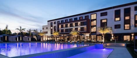 Een buitenzwembad, gratis zwembadcabana's en parasols bij het zwembad