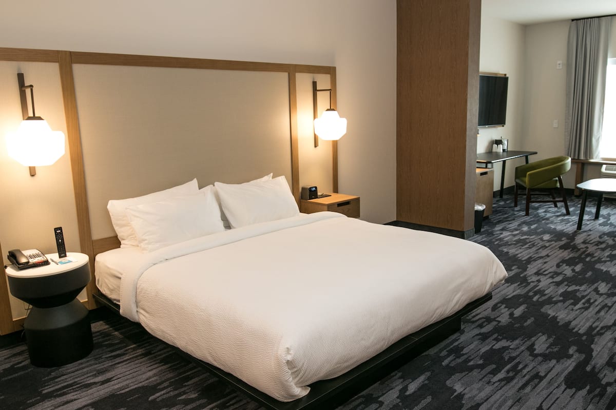 1 Schlafzimmer, hochwertige Bettwaren, Schreibtisch
