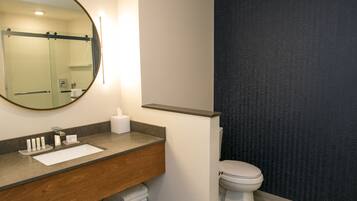 Een bad, gratis toiletartikelen, een haardroger, handdoeken