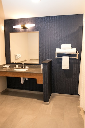 Badewanne, kostenlose Toilettenartikel, Haartrockner, Handtücher