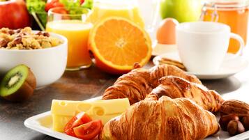 Daily buffet breakfast (CNY 168 per person)