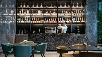 3 restaurantes; se sirve desayuno, almuerzo y cena; cocina china
