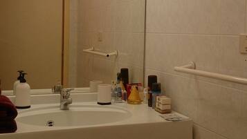 Ensemble douche/baignoire, serviettes fournies, savon, papier toilette