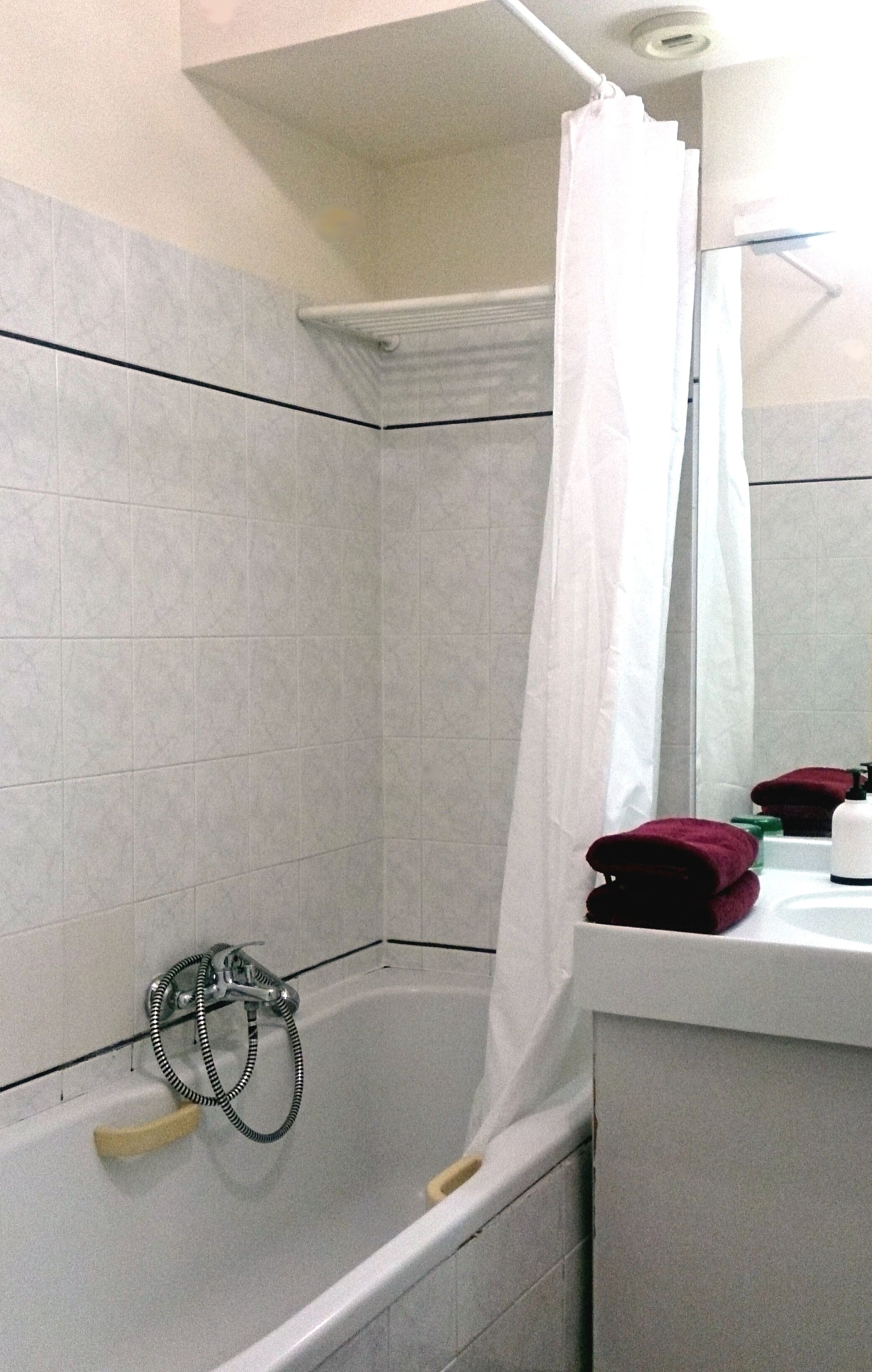 Duschwanne, Handtücher, Seife, Toilettenpapier