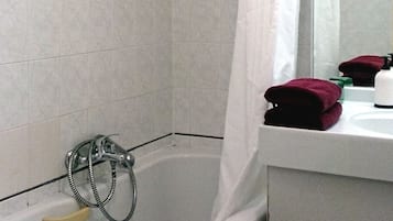 Combined shower/tub, towels, soap, toilet paper