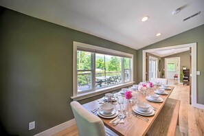 Dining - Charming Cottage w/ Deck: Mtn + Lake Views! (Wallkill)